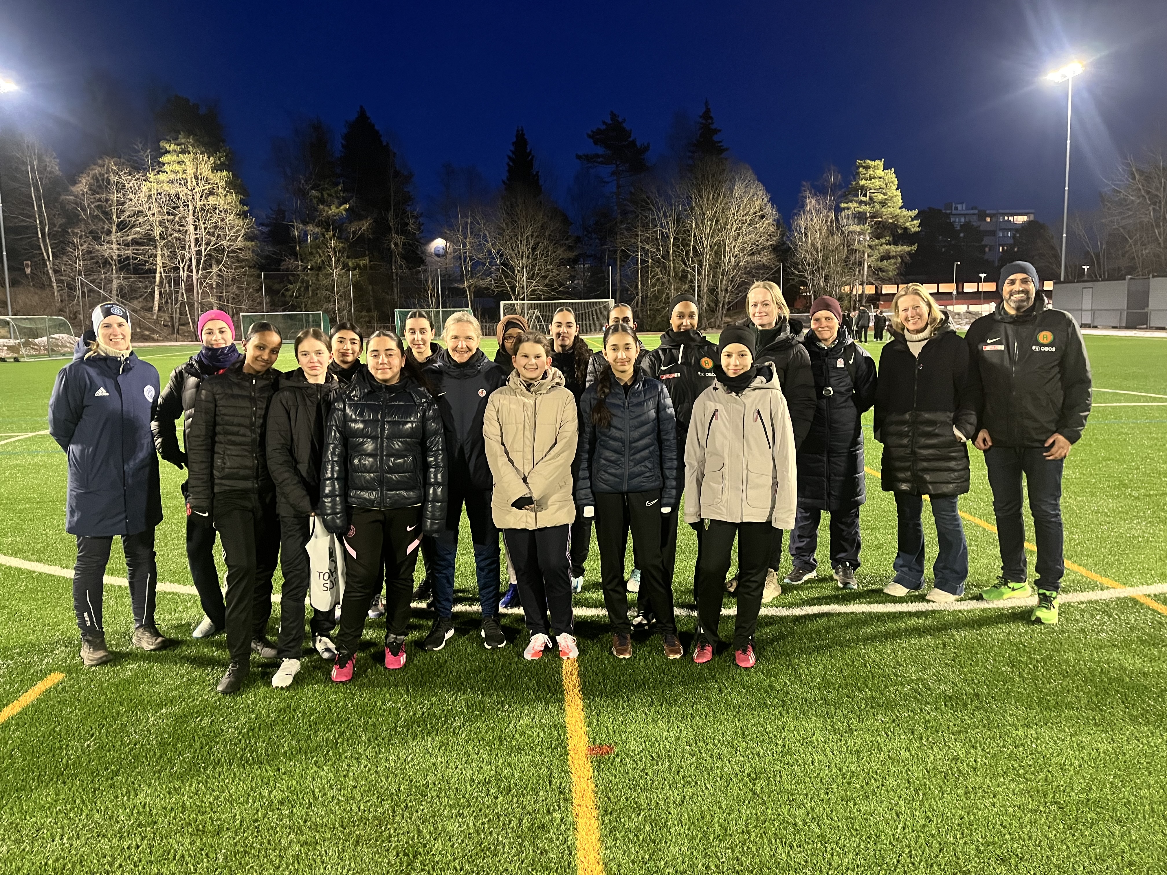 GIRL POWER: Alle involverte i jentetrenerkurset samlet seg til et felles lagbilde for å vise at jentene har tatt sin plass på Romsås – i tillegg til Adnan.