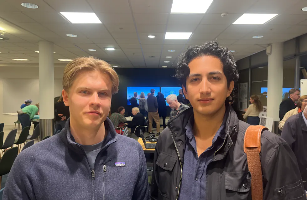 STUDERTE MØTET: Andrés Grue (23) (t.h.) og Petter Køltzow (23) deltok i møtet om navngivingen av nye Økern Torgvei 6 med et kritisk blikk.