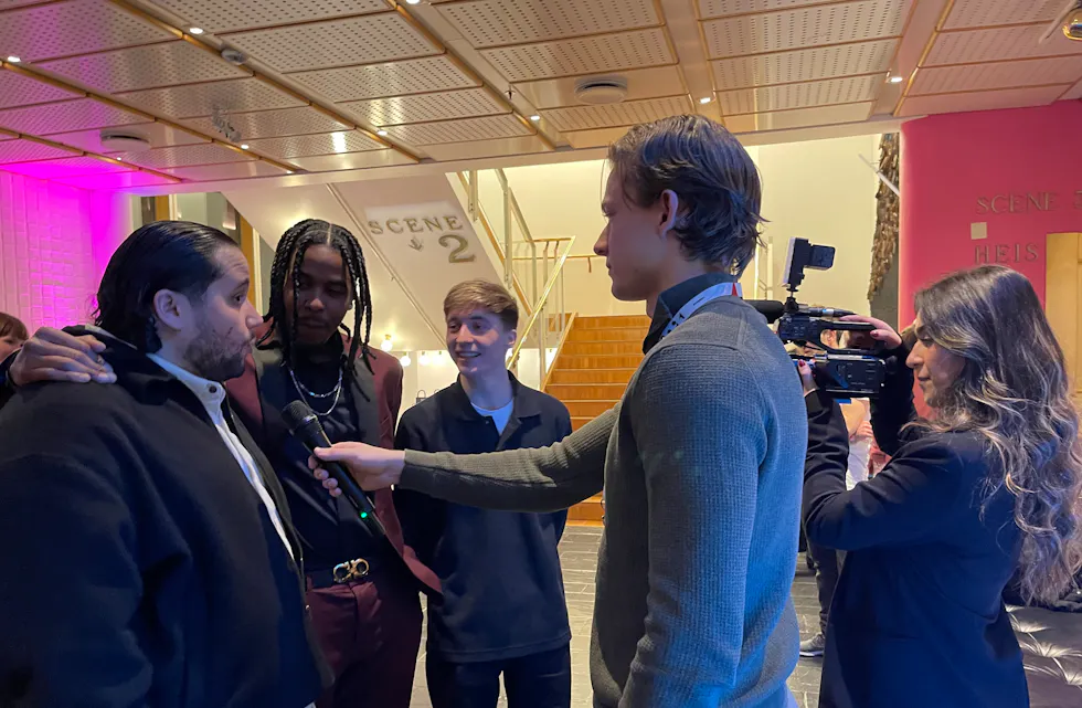 Jonas Benyoub i hovedrollen som Ivor (f.v), Astin Souleymane i rollen som Marco og Randin Kummeneje i rollen som Jonas. De sammensveisede gutta viser gode synergier sammen under forestillingen.