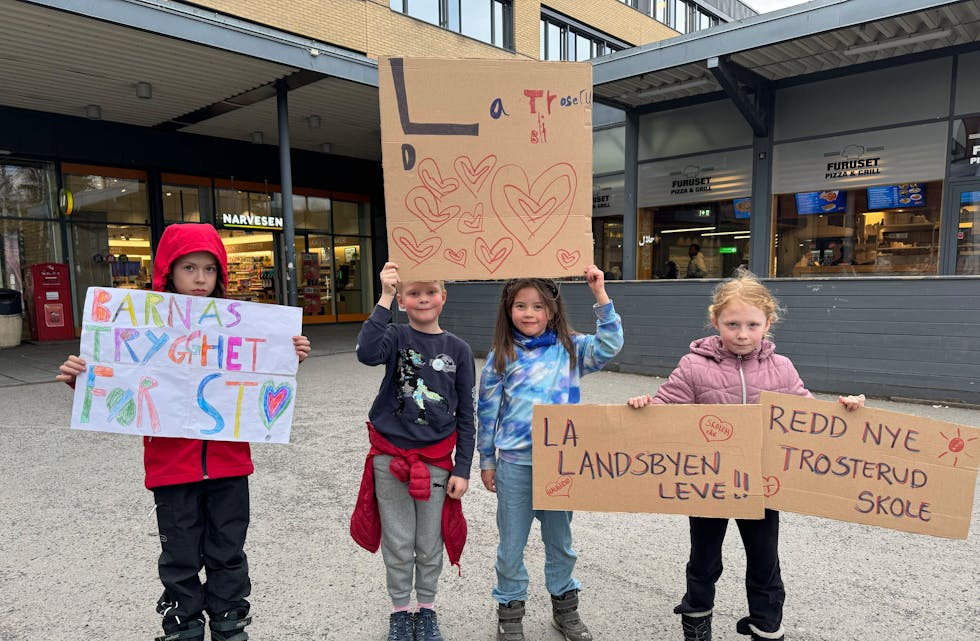 PROTESTKLARE: Emil (f.v.), Sigurd, Silje og Rakel klare for å kjempe for skolen sin.