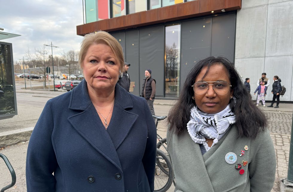 BYSTYREPOLITIKERNE STØTTER: Marthe Scharning Lund (Ap) og Sulaksana Sivapatham (SV) har møtt opp for å vise sin støtte til befolkningen på Haugerud.