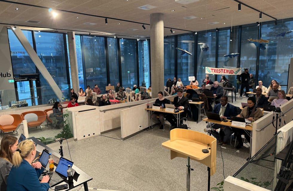 TETTPAKKET: Det ble trangt bak i lokalet da Trosterud protesterte mot skolenedleggelse.