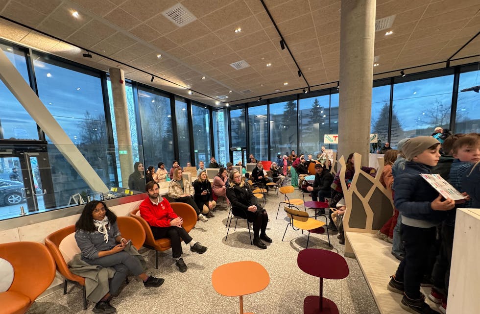 TETTPAKKET SAL: Det var ikke lett å finne seg en sitteplass der det var lett å se hva som foregikk.