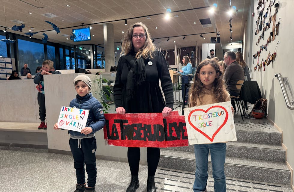 LA TROSTERUD LEVE: Klar beskjed fra Isa (f.v.), FAU-leder Helen Meisingset og Amadea under BU-møtet torsdag kveld.