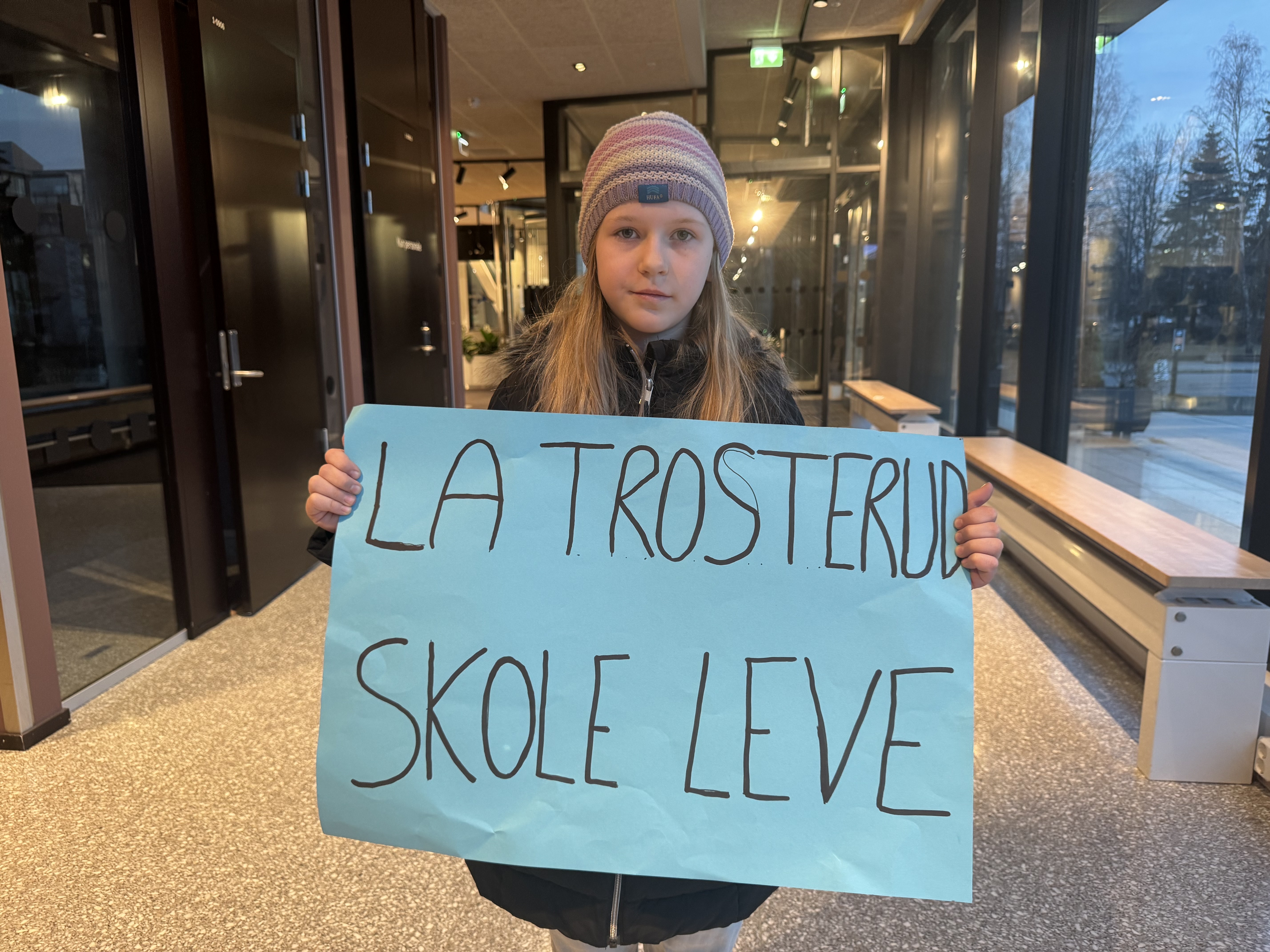 TRIST BESKJED: Ada går i 2A på Trosterud skole. Hun er redd for ikke å få gå på skole med vennene sine lenger om skolen blir lagt ned.