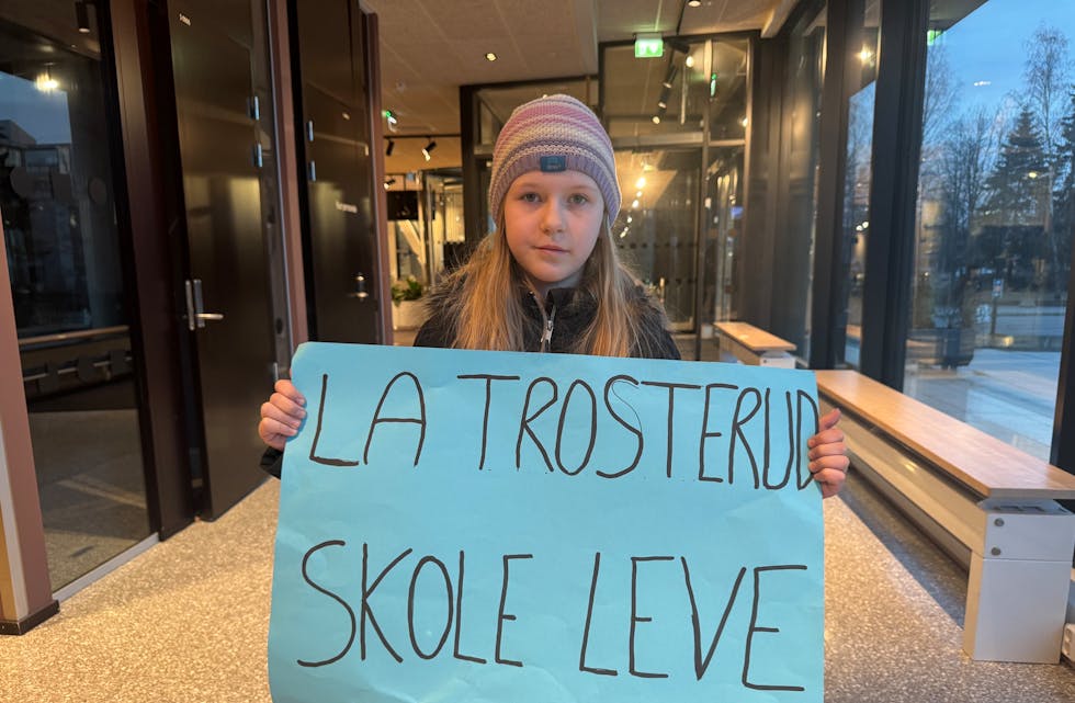 TRIST BESKJED: Ada går i 2A på Trosterud skole. Hun er redd for ikke å få gå på skole med vennene sine lenger om skolen blir lagt ned.