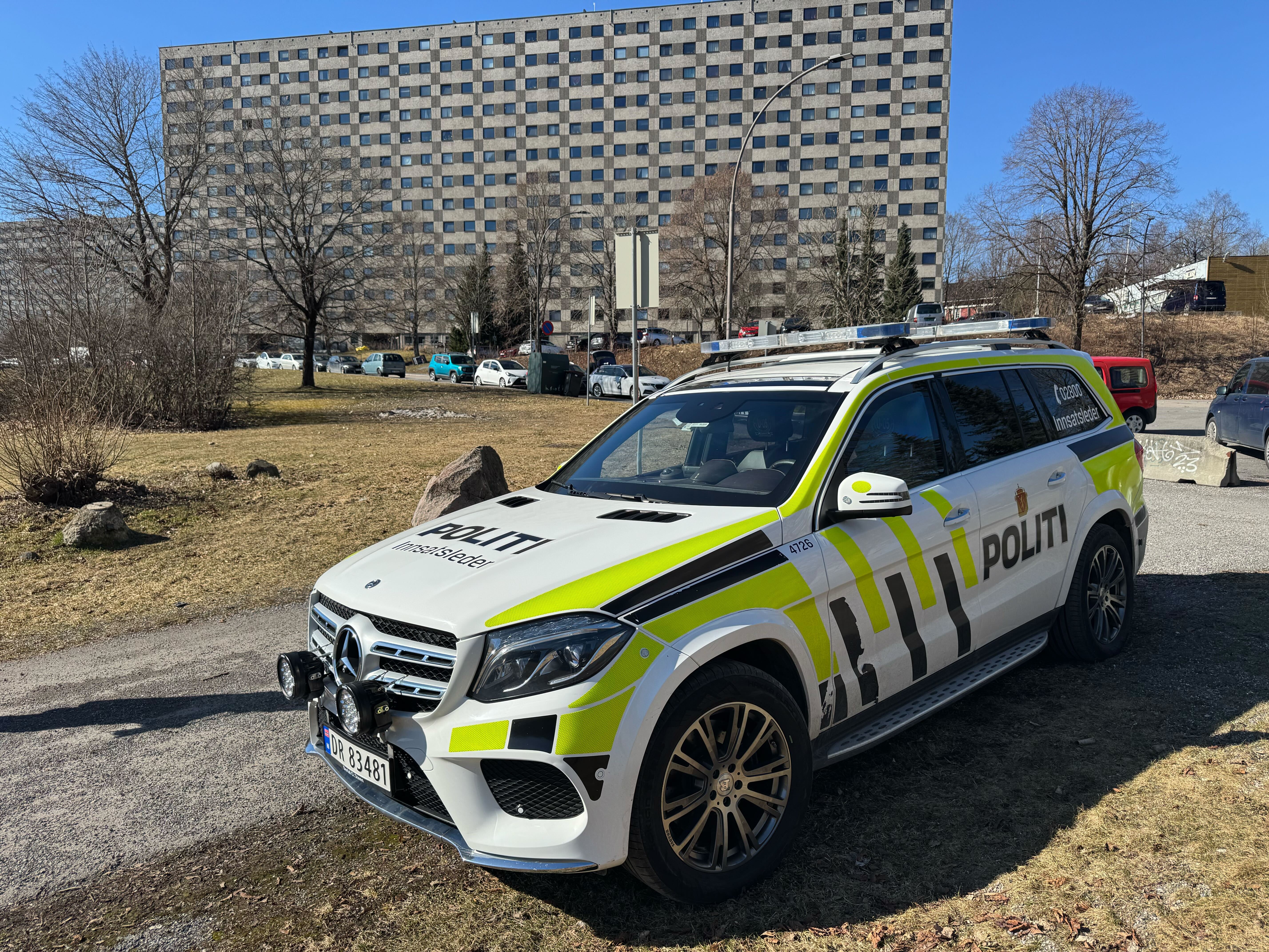 JOBBER PÅ STEDET: Hendelsen skjedde like ved Ammerudklubben. Politiet jobber nå med å finne ut av bakgrunnen for knivstikkingen og med å identifisere vitner og involverte.