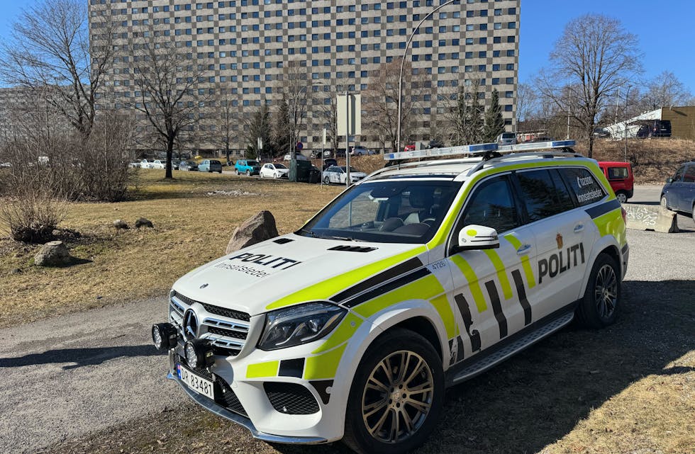 JOBBER PÅ STEDET: Hendelsen skjedde like ved Ammerudklubben. Politiet jobber nå med å finne ut av bakgrunnen for knivstikkingen og med å identifisere vitner og involverte.