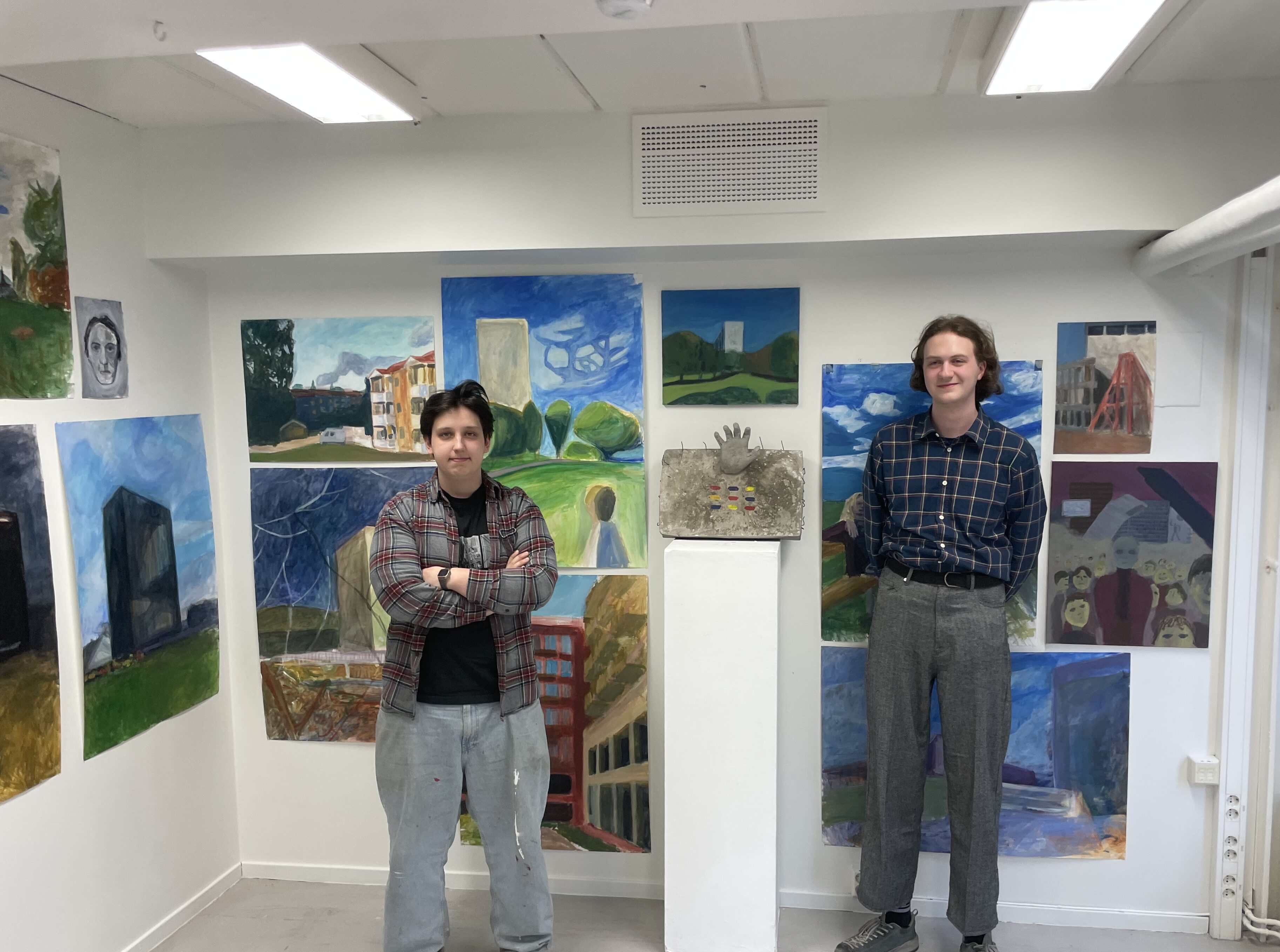 Noah Geraldi og Christian Frank stiller denne ut helgen kunsten de har laget i løpet av tiden på Einar Granum Kunstfagskole. Sistnevnte maler mange motiver fra Groruddalen. 