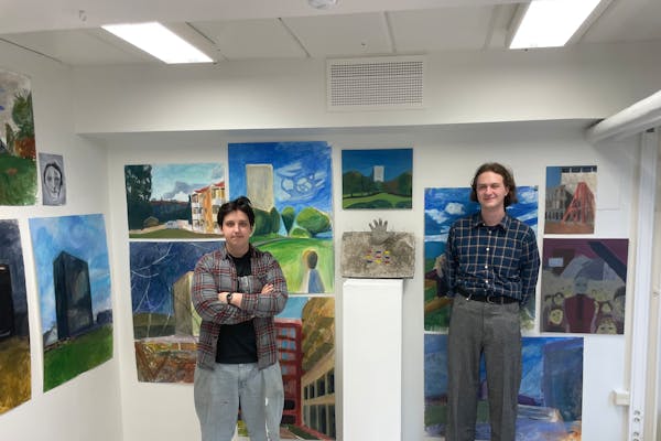 Noah Geraldi og Christian Frank stiller denne ut helgen kunsten de har laget i løpet av tiden på Einar Granum Kunstfagskole. Sistnevnte maler mange motiver fra Groruddalen.