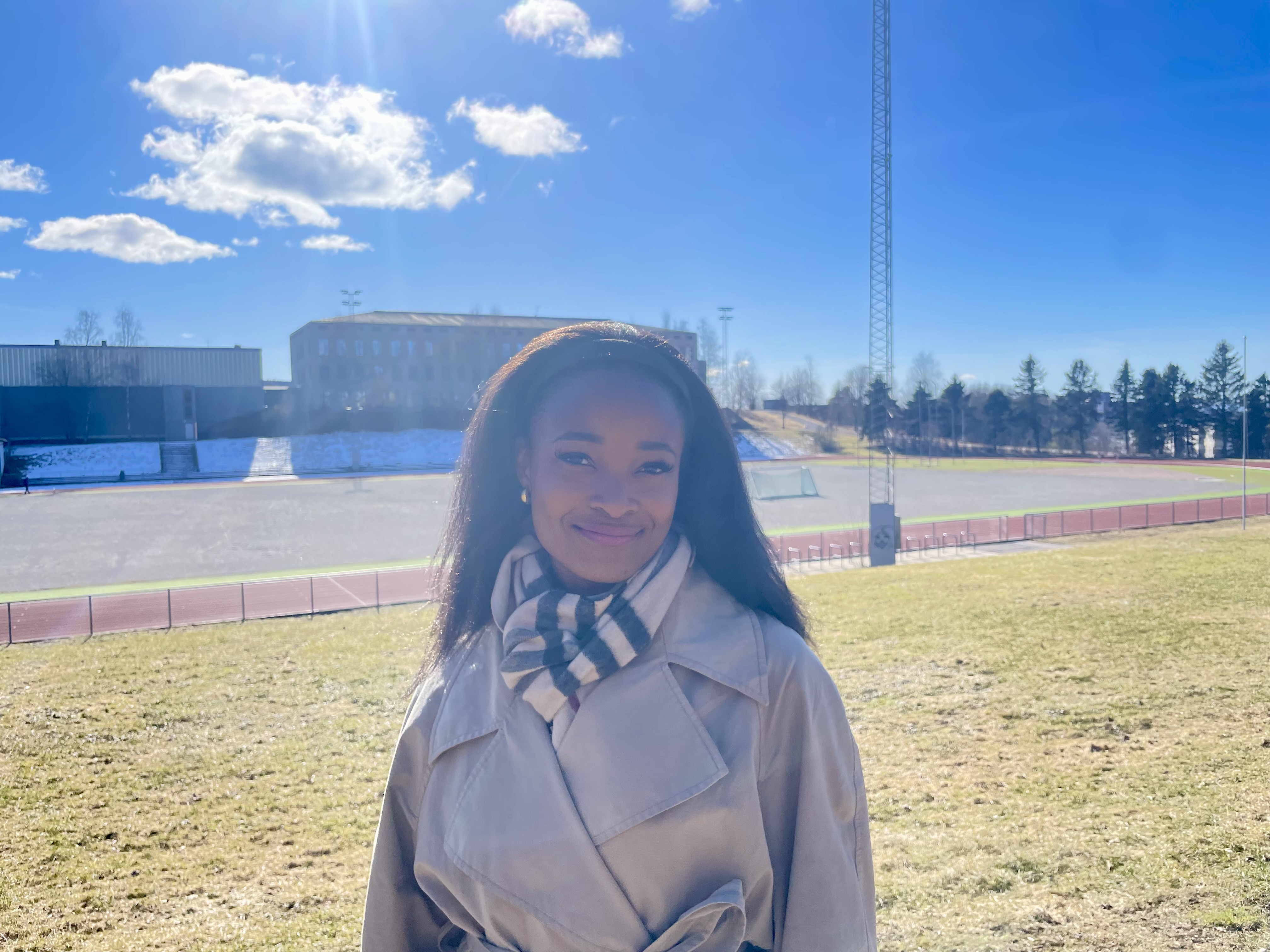 DER DET HELE STARTET: Ezinne Okparaebo er aktuell med ny bok. Derfor møter vi henne på Stovnerbanen – stedet der det hele begynte i hennes barndom