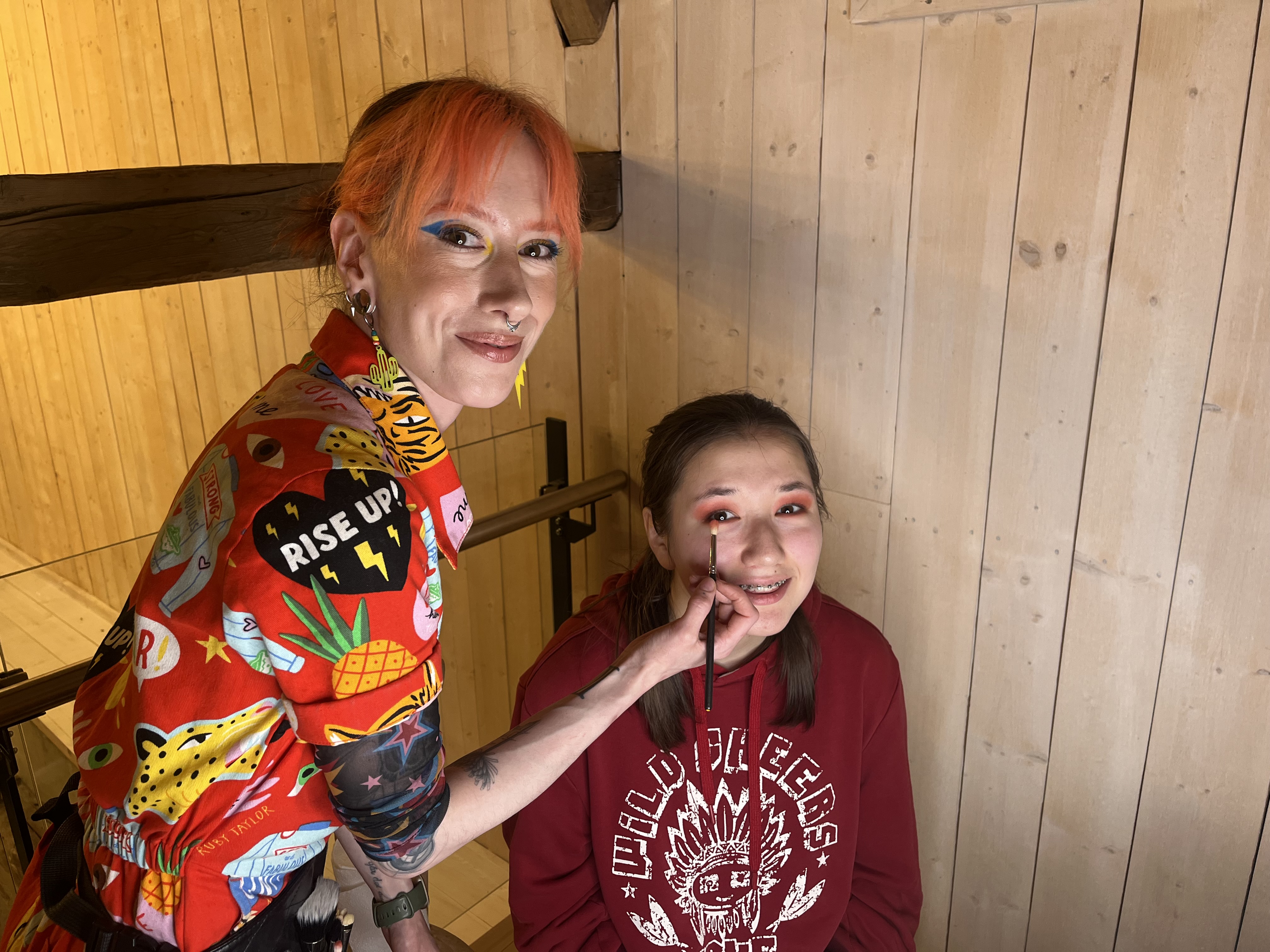 Tale Grude sørget for at ungdommene strålte på scenen med profesjonell makeup – en rolle som føltes naturlig etter hennes egen UKM-erfaring. Her sminker hun Susanna (17), før hun skal opptre på scenen.