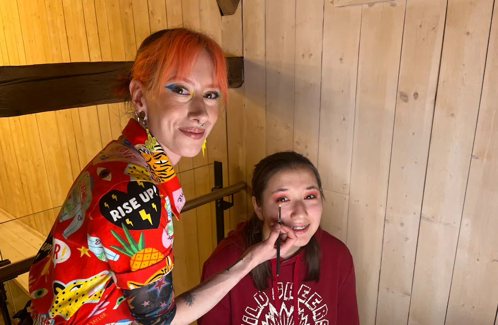 Tale Grude sørget for at ungdommene strålte på scenen med profesjonell makeup – en rolle som føltes naturlig etter hennes egen UKM-erfaring. Her sminker hun Susanna (17), før hun skal opptre på scenen.
