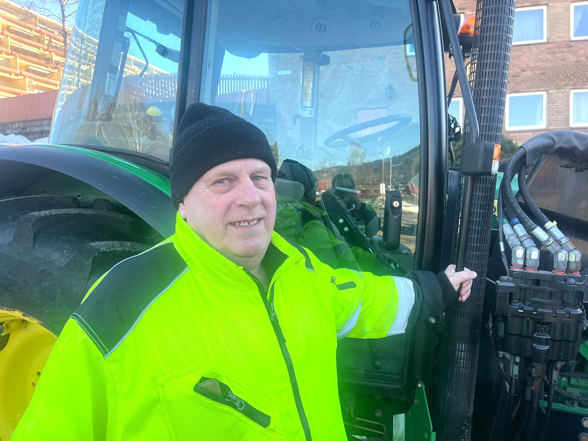 LEGENDE PÅ VESTLI: Etter 30 år som vaktmester i Vestliåsen borettslag har Arne Wammer blitt en bauta i nabolaget. Her med sin trofaste traktor.