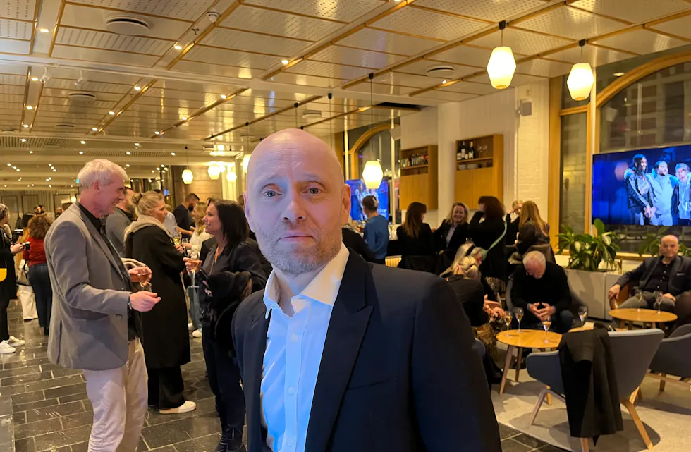 Aksel Hennie debuterer som teaterregissør.