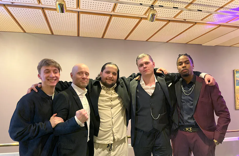 Randin Kummeneje (f.v), Aksel Hennie, Jonas Benyoub, Oliver Lovrenski og Astin Souleymane. Stjernegalleriet var storfornøyde etter teaterstykket.