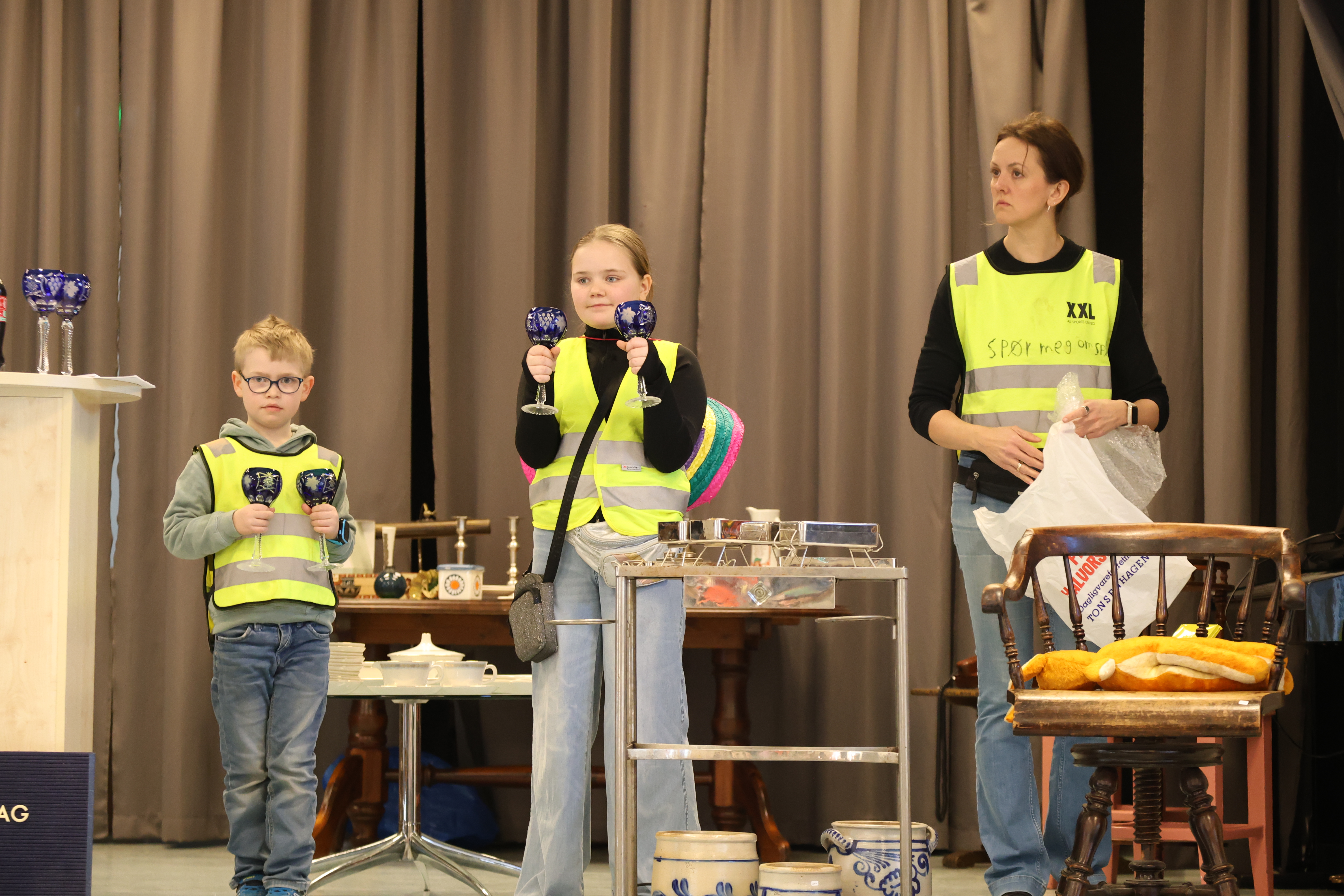 POPULÆRE GLASS: De blå krystallglassene var bare objekt to som ble auksjonert ut, men allerede der ble det kamp. Etter å ha startet på 200 kroner endte den heldige vinneren opp med å få med seg alle seks hjem til rett under tusenlappen. (Foto: Tom Evensen).