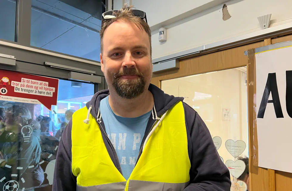 LOPPESJEF: Atle Lauvset har hatt en travel første dag på loppemarkedet, men kan i det store og det hele si seg fornøyd. (Foto: Tom Evensen).