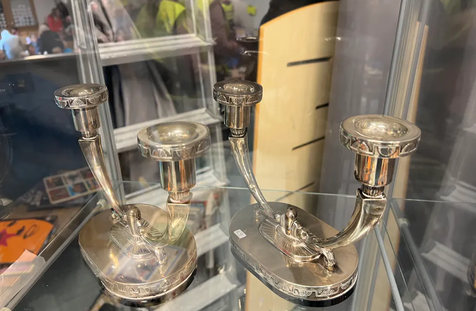 EKSKLUSIV LYSESTAKE: Kanskje den største juvelen denne lørdagen var denne lysestaken, som det allerede hadde kommet inn bud på før de hadde startet. (Foto: Tom Evensen).