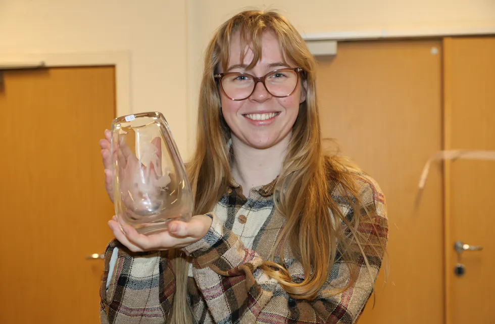 GJORDE KNALLKJØP: Marie Lemme har nettopp flyttet inn i ny leilighet på Tonsenhagen og trengte en blomstervase. Der gjorde hun et knallkjøp! (Foto: Tom Evensen).