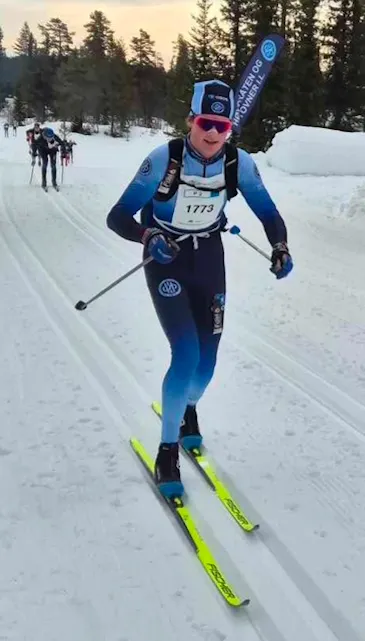 Mikkel passer damene i løypa etter servering.