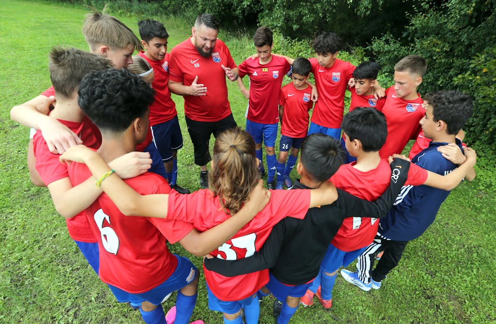 Haugerud-gutter i ring før kamp i Norway Cup 2023.