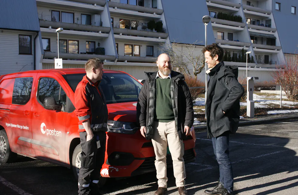 SPENTE: Bydel Stovner blir først til å teste dørterskel-tjenesten i en storby. Det er postbud Knut-Fredrik Søbakken (f.v.), Alexander Lanesjord i Bydel Stovner og Øystein Eggen i Posten spente på hvordan vil gå.