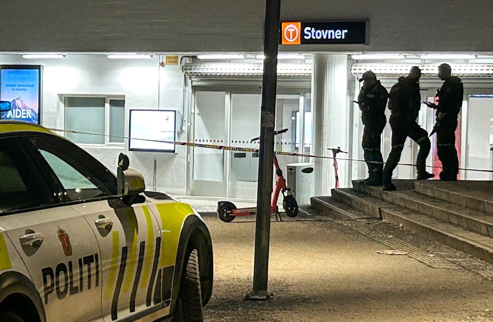 Stovner T-banestasjon mandag kveld. En tenåringsgutt ble skutt og ligger alvorlig skadet på sykehus. To jevngamle gutter er pågrepet.