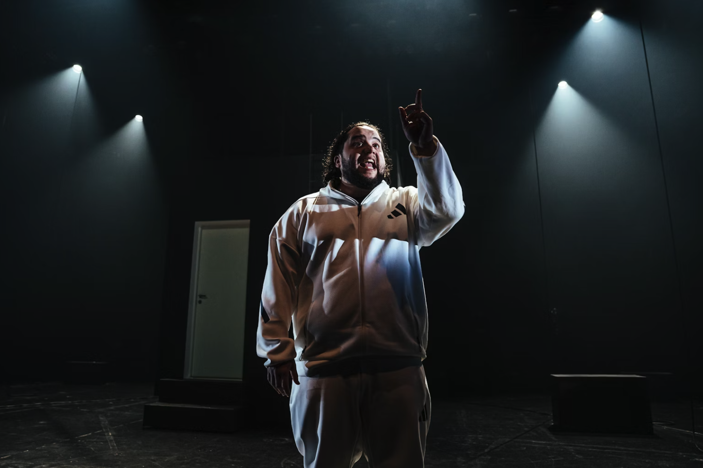 BRILJERTE: Ellingsrud-artisten Jonas Benyoub fanget hele salen på Det Norske Teatret i sin teaterdebut. Foto: Monica Tormassy / Det Norske Teatret