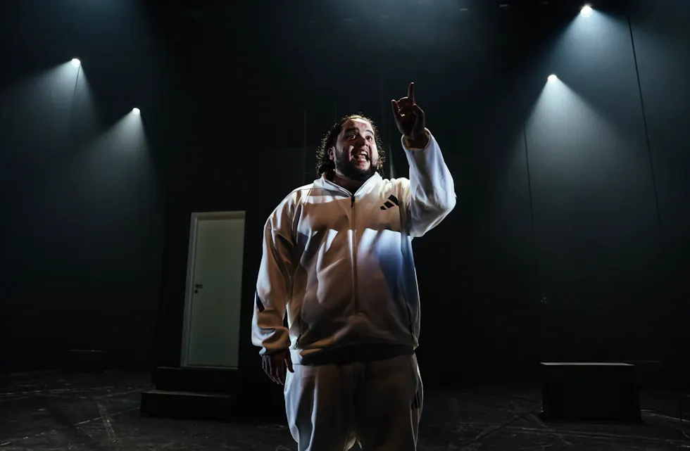 BRILJERTE: Ellingsrud-artisten Jonas Benyoub fanget hele salen på Det Norske Teatret i sin teaterdebut. Foto: Monica Tormassy / Det Norske Teatret