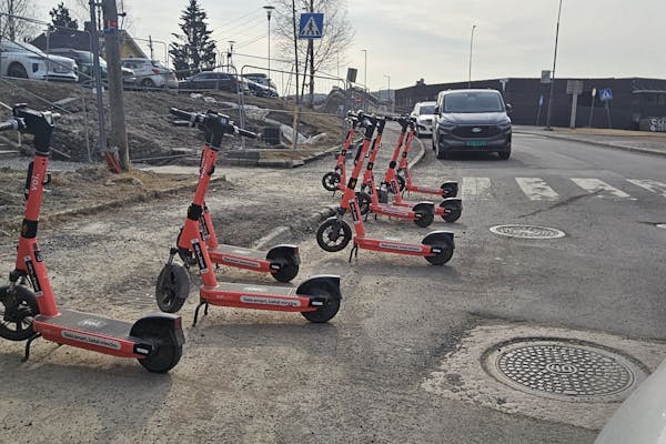 DÅRLIG UTVIKLING: De siste ukedagene har Voi-sykler stått parkert både ved skolen og langs veiene i nabolaget på Nedre Grorud.