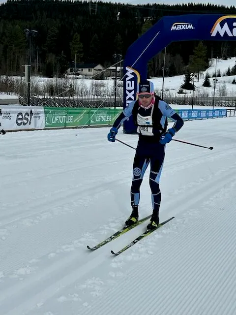 Tobias i løypa på vei til mål når han skjønner at far er langt bak.