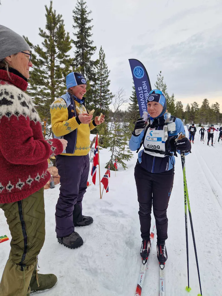 Trine Oldernes stopper for servering av drikke.