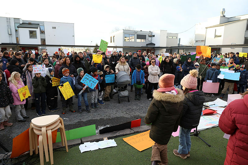 HAV AV FOLK: Det nærmest kokte over på Trosterud mandag ettermiddag, da skolegården ble fylt av protestrop.