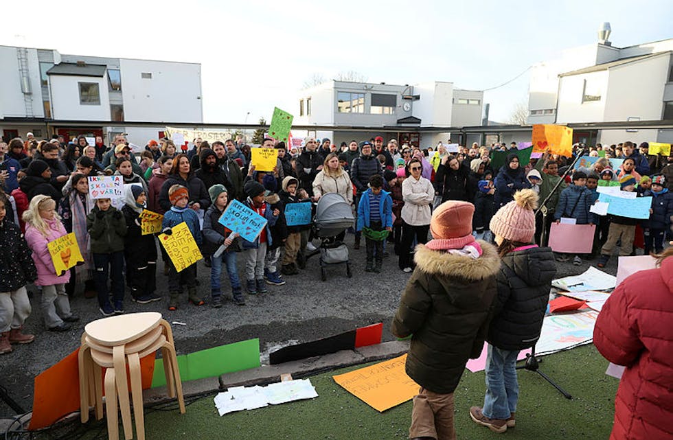 HAV AV FOLK: Det nærmest kokte over på Trosterud mandag ettermiddag, da skolegården ble fylt av protestrop.