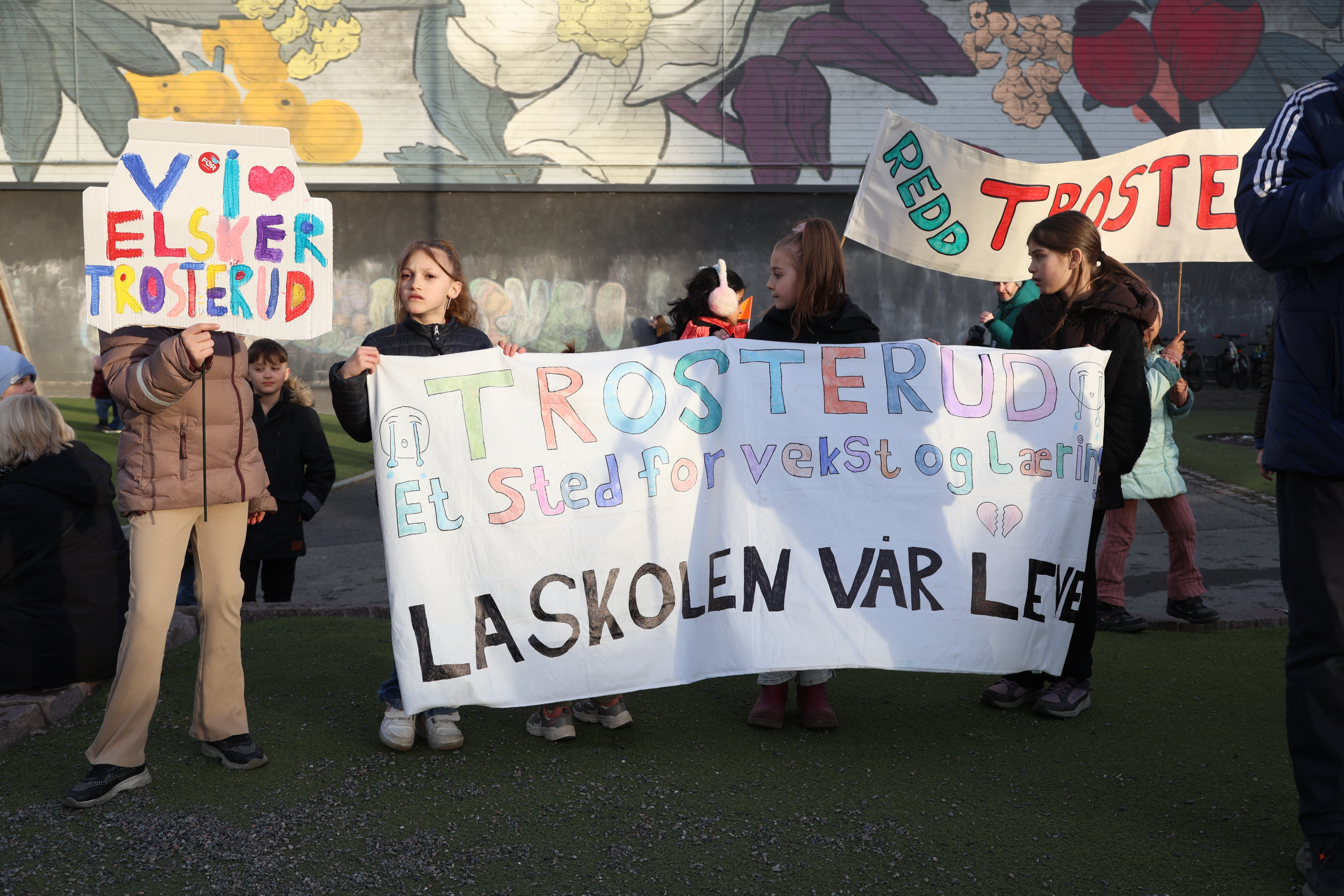 STERK MISNØYE: Dette er fra den første demonstrasjonen på Trosterud skole etter at nyheten om nedleggelsen kom.