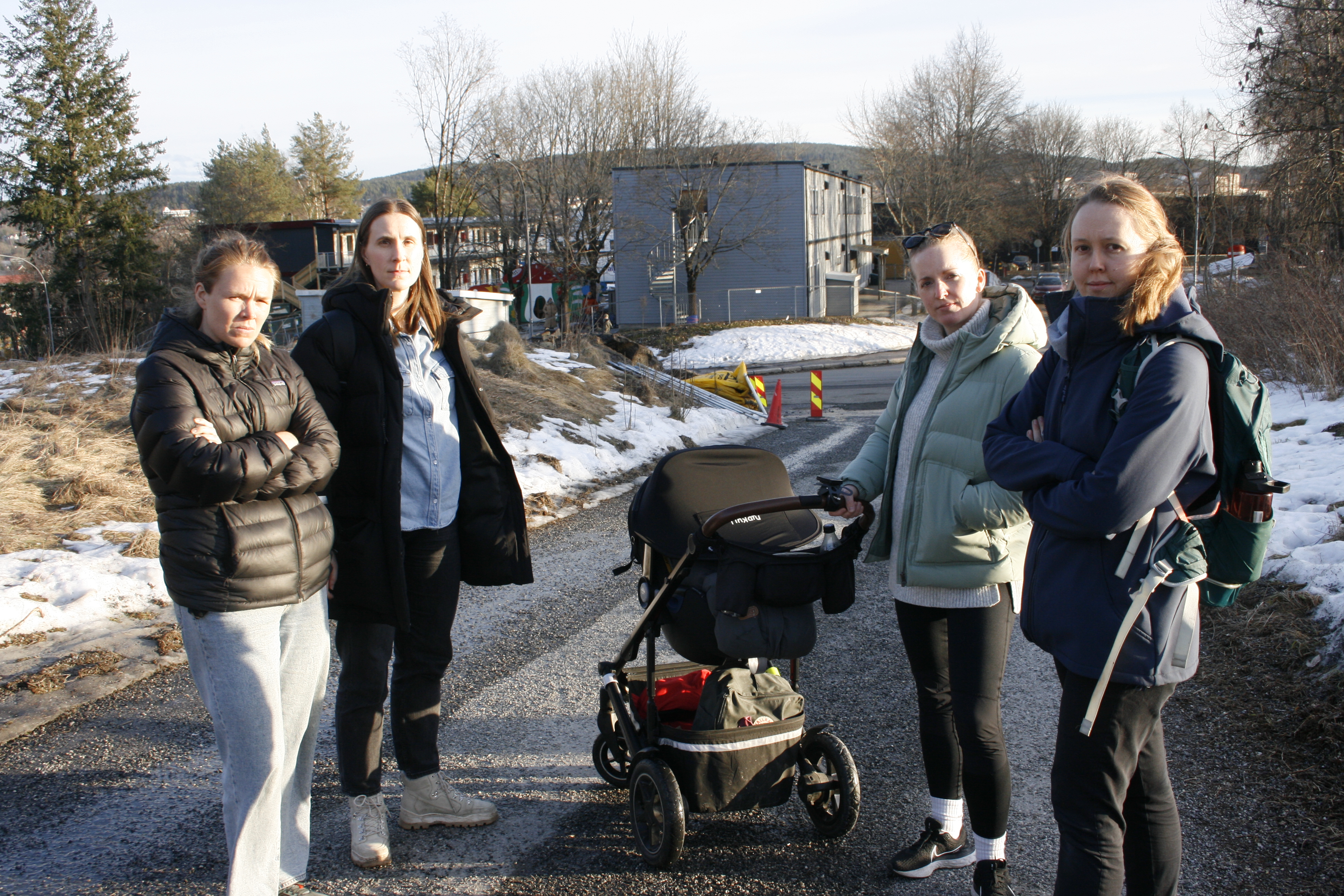 FRUSTRERTE: Foreldre med barn i Utforskeren barnehage reagerer på at de ikke har blitt bedre informert om planene om å legge ned barnehagen. Her med Vida Lill Berge i FUB (f.v.), Kristin Sande, Silje W. Thomas og Maja Foldal.