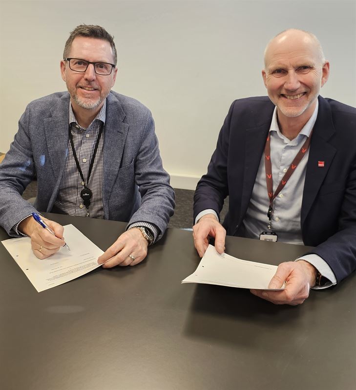 Adm.dir. Knut Erik Manstad (f.v) i OBOS Nye Hjem og konserndirektør Hans Olav Sørlie i Veidekke Bygg.