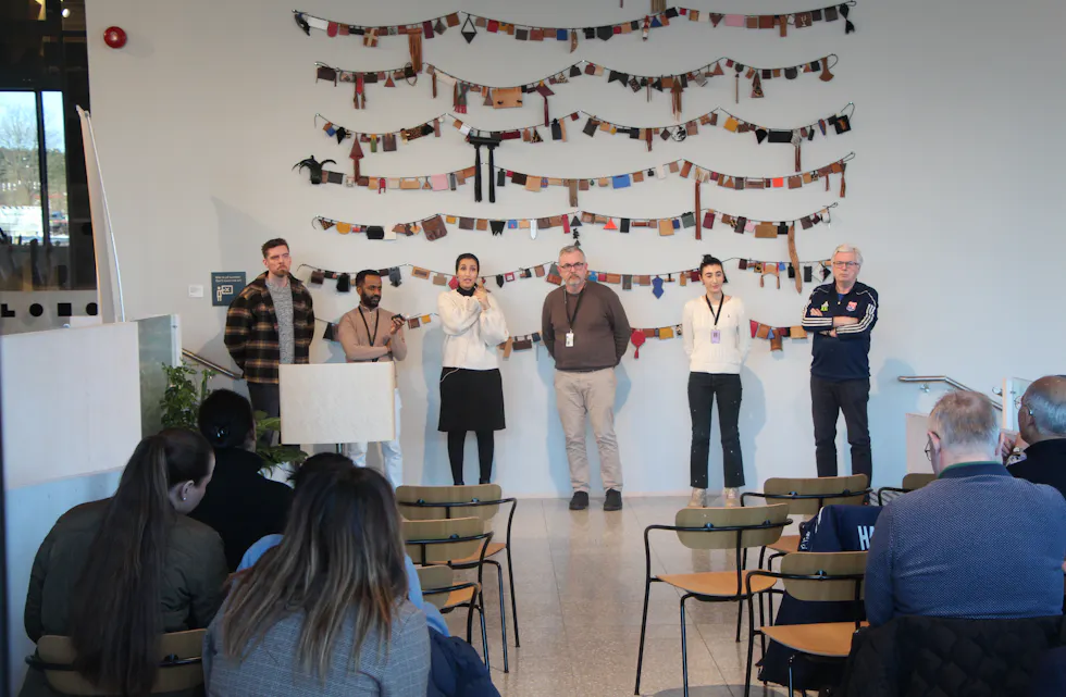 FURUSET: Tema var trygghet da det ble arrangert folkemøte på Furuset torsdag. Bakteppet er en pågående ungdomskonflikt i bydelen, der de involverte har - i flere hendelser den siste tiden - uttøvd grov vold. Mandag forrige uke pågrep politiet ti unge menn, og beslagla våpen. Hendelsen mandag er en fortsettelse i den nevnte ungdomskonflikten. Her med Olav Verpe fra politiet, Salto-koordintor Nahom Jonas, daglig leder Deichman Furuset Sahra Jaber, bydelsdirektør Anders Berg, leder av Alna ungdomsråd Orkidee Farzehsaeid, og Dag Endal i Haugerud IF.