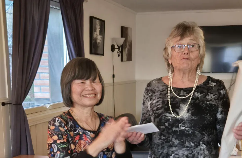 LINDEBERG: Leder av Formiddagstreffen, Anne-Britt Berg, ble hyllet med blomster og applaus.