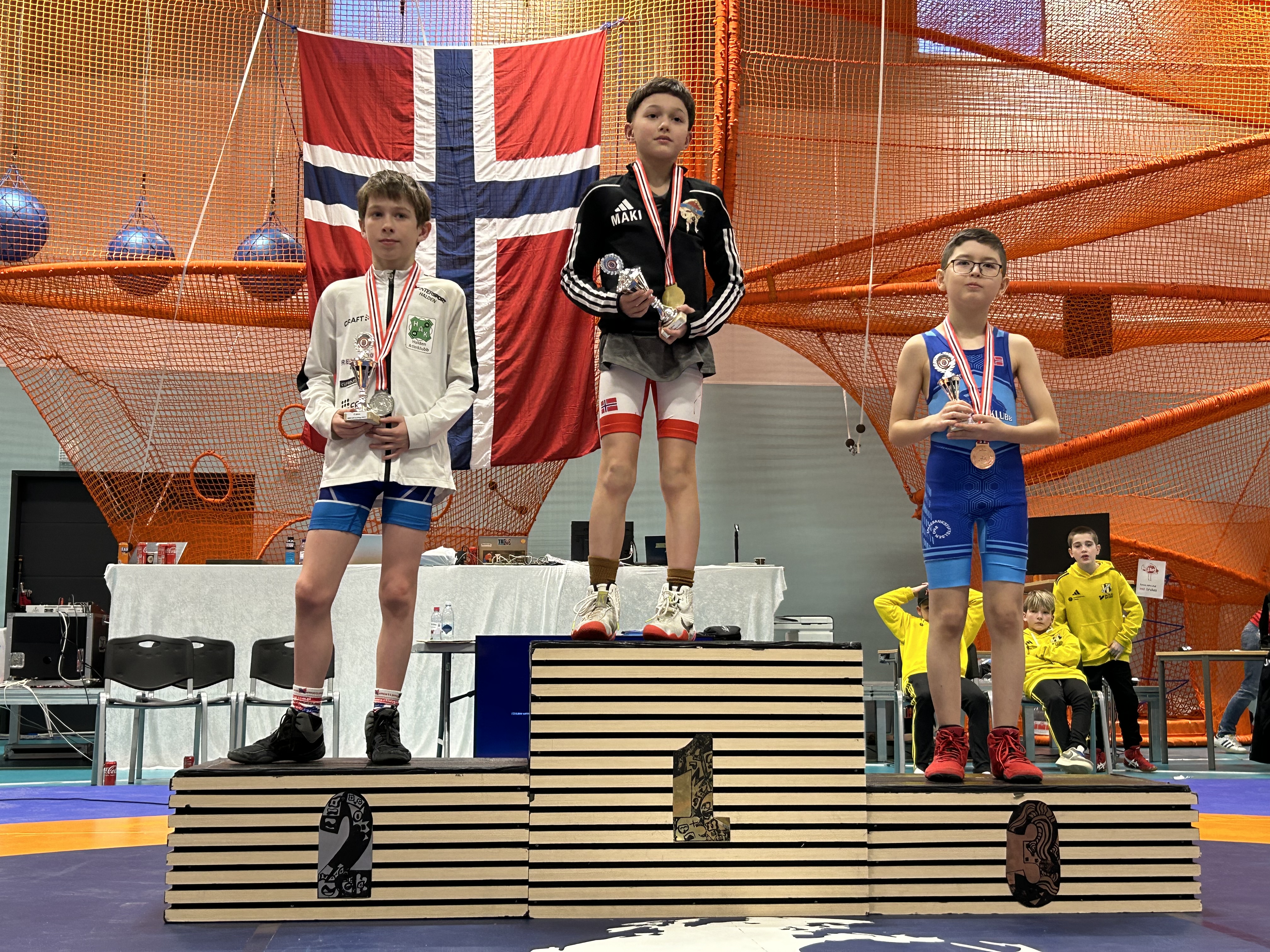 Prispallen 30 kg. Gull: Matheo Alexander Ihler, Oslo Bryteklubb.
Sølv: Mikael Harald Bjerge, Halden Atletklubb.
Bronse: Amir Manasipov, Ski Bryteklubb.