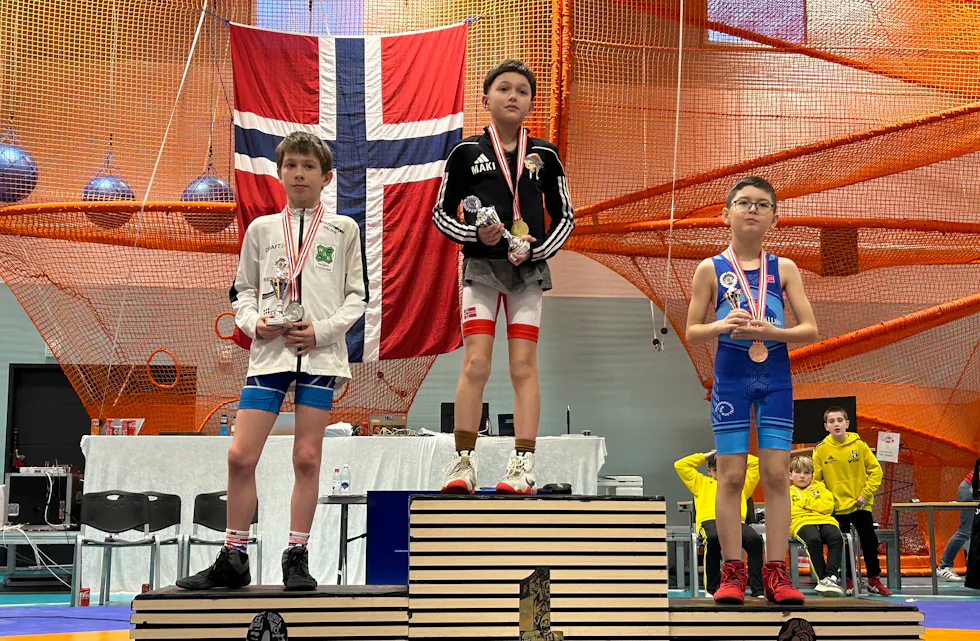 Prispallen 30 kg. Gull: Matheo Alexander Ihler, Oslo Bryteklubb.
Sølv: Mikael Harald Bjerge, Halden Atletklubb.
Bronse: Amir Manasipov, Ski Bryteklubb.