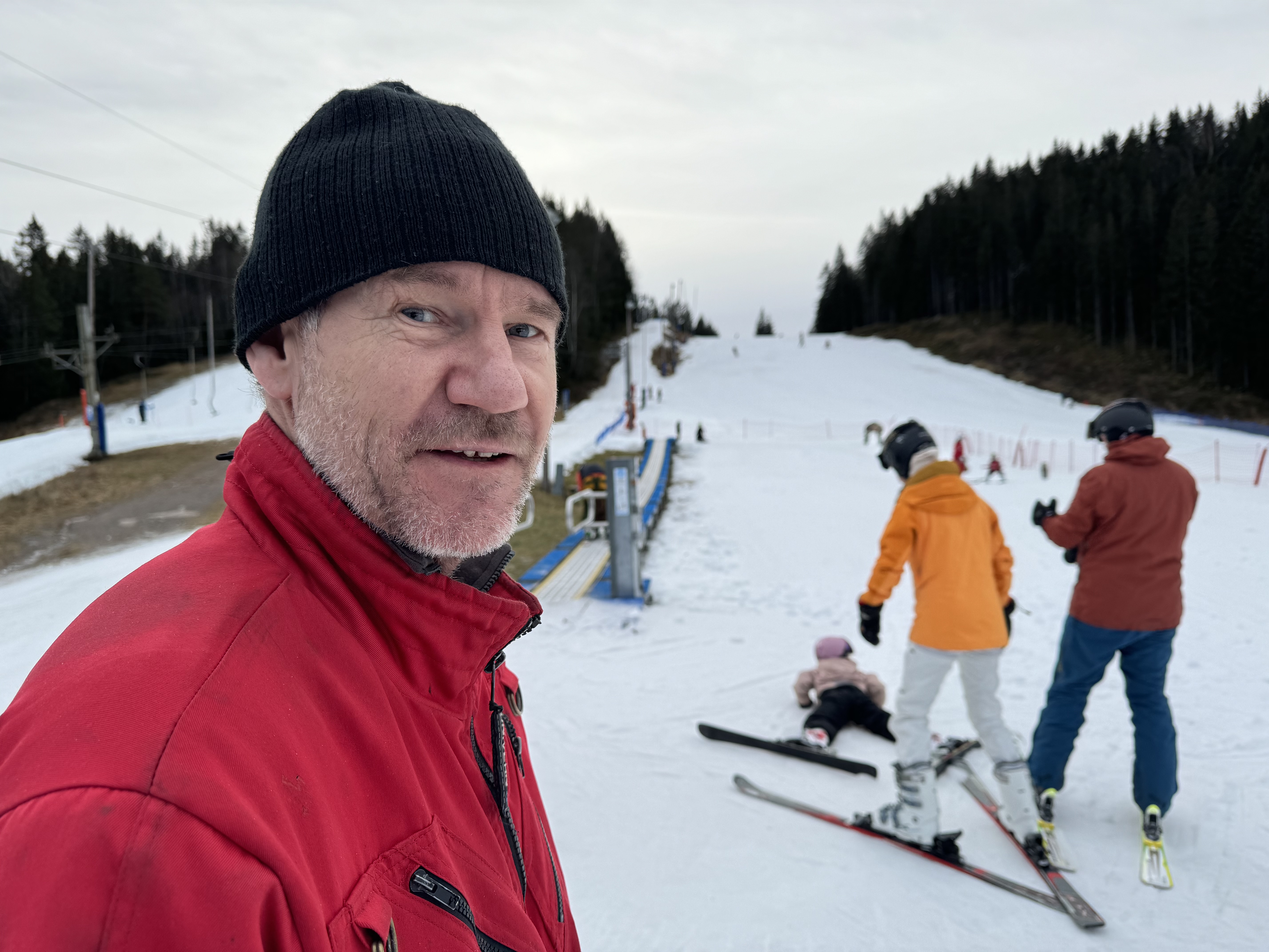 MILDT VÆR: Peer Bakke, daglig leder i Oslo Skisenter, tror de kommer til å holde åpent en god stund fremover.