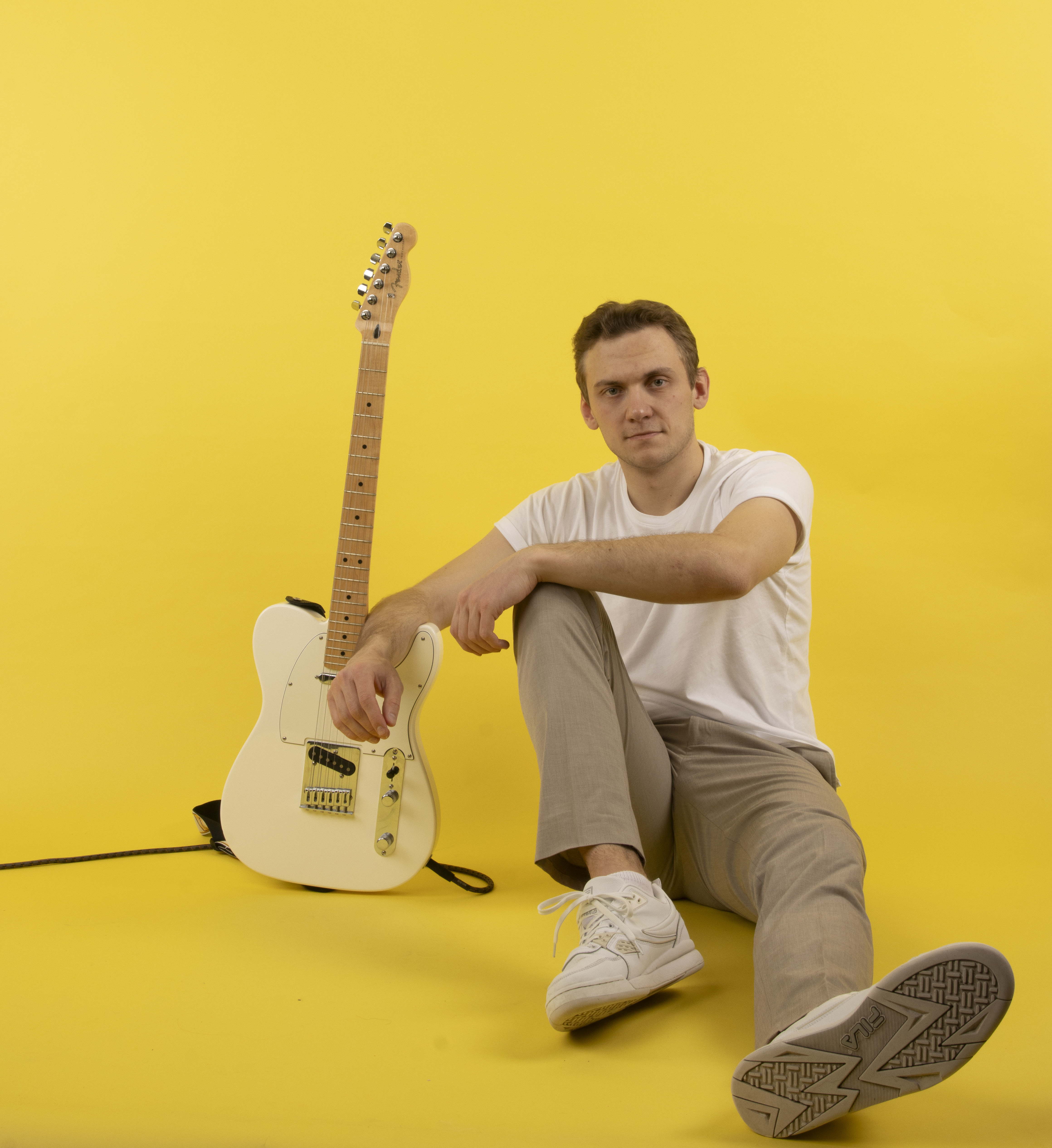 GULT ER KULT: Eric Solheim poserer med sin trofaste venn - Gitaren. 