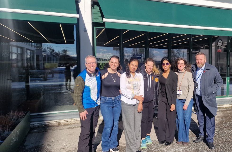 SAMARBEID PÅ TVERS: Nettverkshuset Romsås og Kulturhuset er blant samarbeidspartnerne til NM i sprintorientering. Fra venstre: Vidar Benjaminsen, Lillomarka O-lag, Yozlem Ali Atalay, Nettverkshuset, Sangita Biswass, Nettverkshuset, Marte Vik Edvardsen, Romsås IL, Rusha Kanagalingam, Nettverkshuset, Zeena Beale, Romsås kulturhus og BU-leder Anders Røberg Larsen i Bydel Grorud.