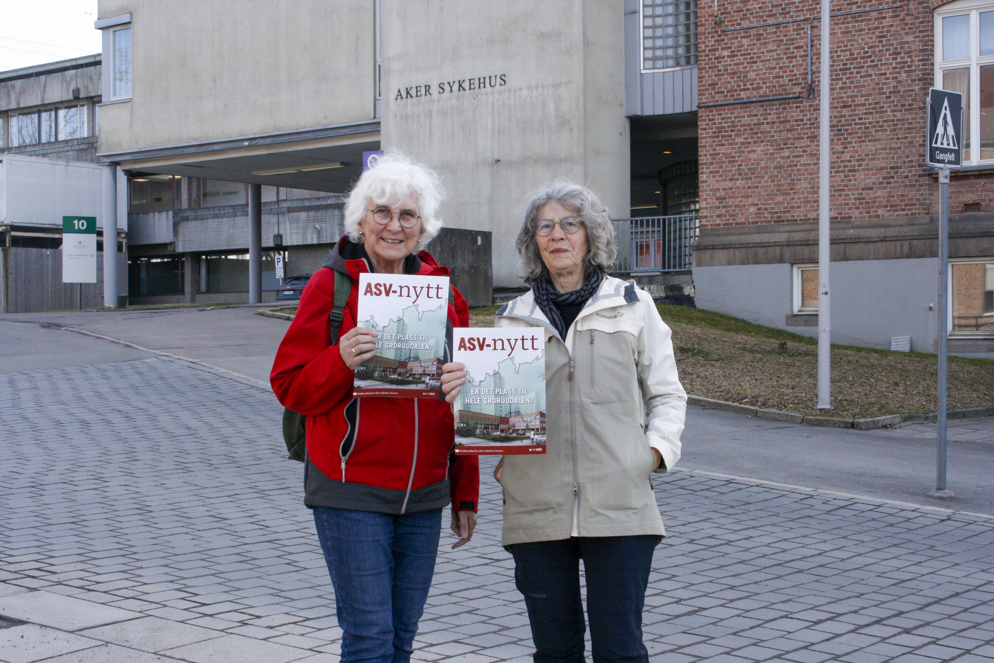 INVITERER TIL MØTE: På mandag kan du høre fra Are Saastad, som i boka «Feil medisin» så på nedleggelsen av Aker sykehus med et svært kritisk blikk. Marga van der Wal (t.v.) og Maren Rismyhr i Aker Sykehus Venner håper på gode innspill og spørsmål fra salen.