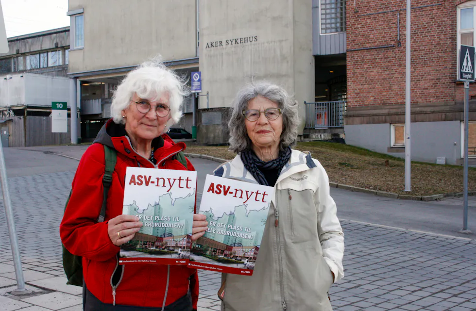 INVITERER TIL MØTE: På mandag kan du høre fra Are Saastad, som i boka «Feil medisin» så på nedleggelsen av Aker sykehus med et svært kritisk blikk. Marga van der Wal (t.v.) og Maren Rismyhr i Aker Sykehus Venner håper på gode innspill og spørsmål fra salen.