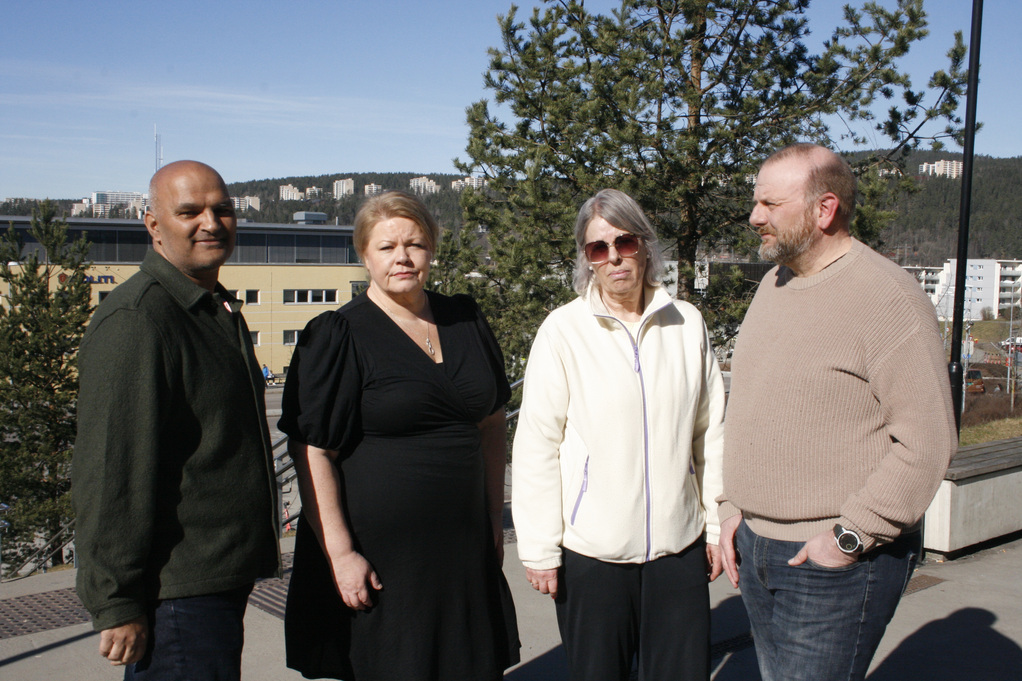 STERK LUT MÅ TIL: Flere alvorlige voldshendelser, flere av dem med ungdom som gjerningspersoner, har sjokkert Bydel Stovner i det siste. Nå mener Rashid Nawaz (Ap, f.v.), Marthe Scharning Lund (Ap), Heidi Kristiansen og Roar Gravdahl (Ap) at tiden er inne for å sette inn tiltak.