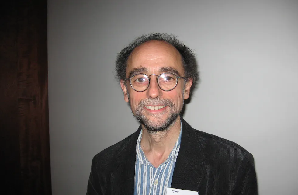 EN DELT BY: Bjørn Engstrøm titter nærmere på den delte byen og hvilke løsninger han ser for seg.