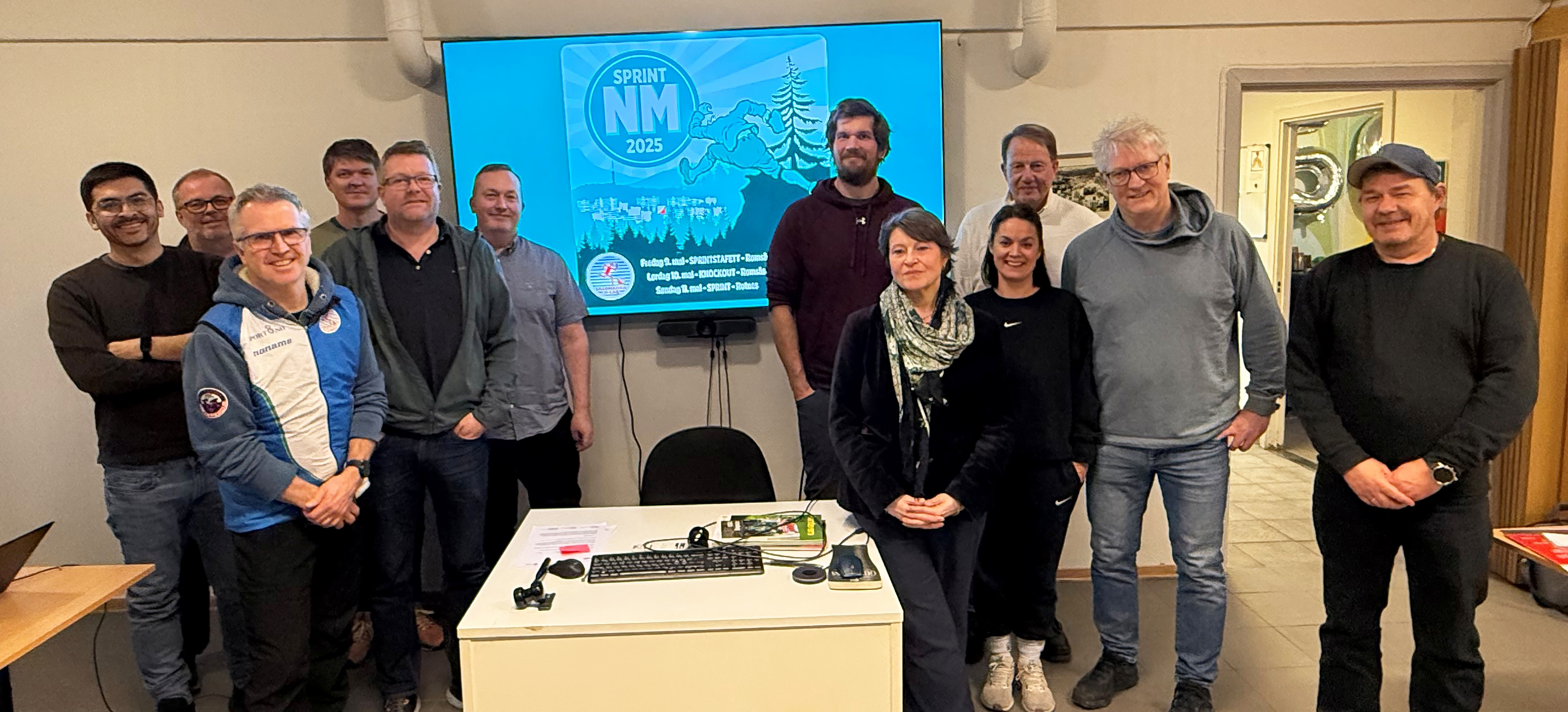 POSITIVE BORETTSLAG: Lillomarka O-lag ble tatt vel imot blant de seks borettslagene på Romsås. Fra venstre: Andres Alejandro Esperidion Quempumil (Orremyr), Kim Lansborg (Røverkollen), Vidar Benjaminsen (Lillomarka OL), Knut Schøning (Tiurleiken), Tommy Kojen (Ravnkollen), Kjetil Torsnes Hetland (Røverkollen), Thomas Emilson Holmesland (Ravnkollen), Camilla Pessoa Kampevold (Emanuelfjell), Elene Margrethe Markham-Løkken (Svarttjern), Tom Windvik (Emanuelfjell), Bjørn Heidemann (Svarttjern) og Roy Moen (Romsås vaktmestersentral).